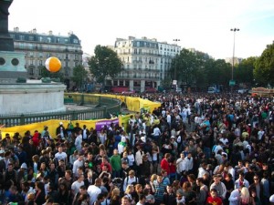 On peut voir le dispositif de tri des canettes disposé autour de la rotonde de la Colonne ici.