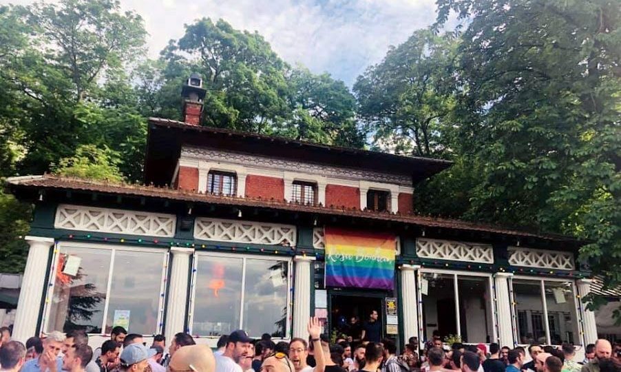 La façade du Rosa Bonheur des Buttes Chaumont, juin 2019