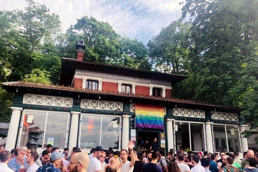 La façade du Rosa Bonheur des Buttes Chaumont, juin 2019